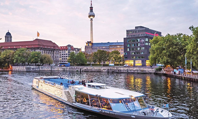Chuyến tham quan Hop-On, Hop-Off vòng quanh thành phố Berlin bằng thuyền trên sông Spree