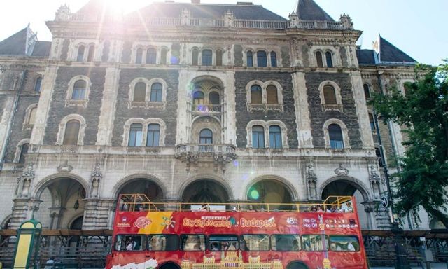 City Sightseeing Budapest: Hop-On, Hop-Off Bus Tour and Pálinka Museum Budapest: Fast Track + Tasting