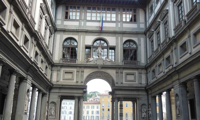 Vé tham quan thành phố Florence (lên xuống tùy ý) và vé vào Bảo tàng Uffizi.