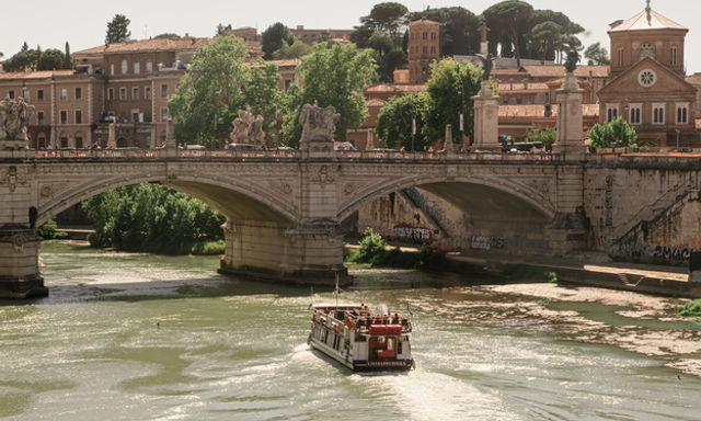 Rome: Thưởng thức đồ uống khai vị bên bờ sông Tiber với dịch vụ lên xuống xe tự do.
