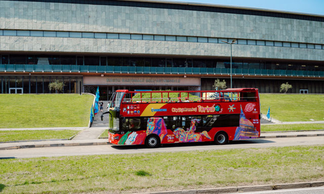 City Sightseeing Turin: Hop-On, Hop-Off + M** Bun Burger Meal