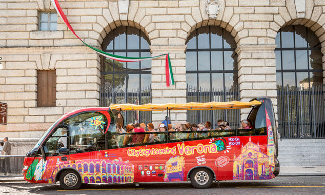 Tour tham quan thành phố Verona theo hình thức lên xuống tự do và đi bộ.