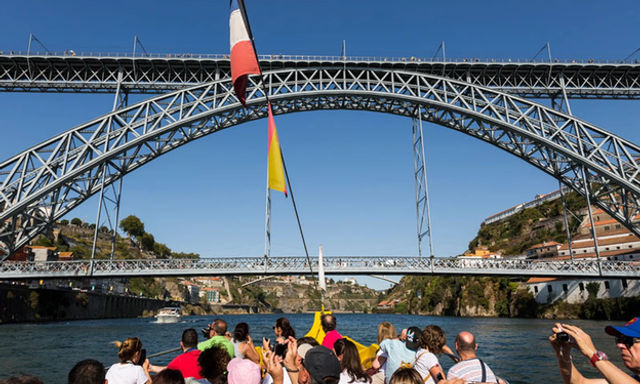 Tham quan thành phố: Tour xe buýt Hop-on Hop-off Porto kèm tùy chọn du ngoạn sáu cây cầu.