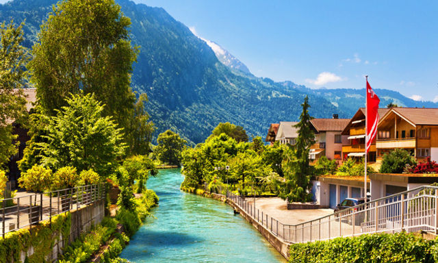Hop-on, Hop-off Sightseeing Tour to Interlaken, Grindelwald & Lauterbrunnen from Zurich