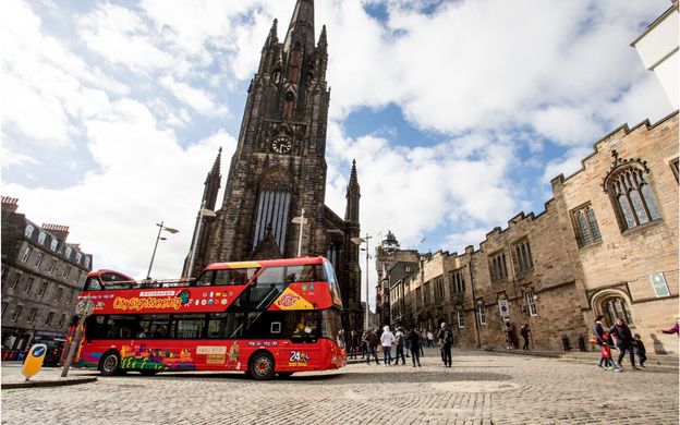 Vé tham quan thành phố Edinburgh theo hình thức Hop-On, Hop-Off và vé vào hầm ngục Edinburgh Dungeon.