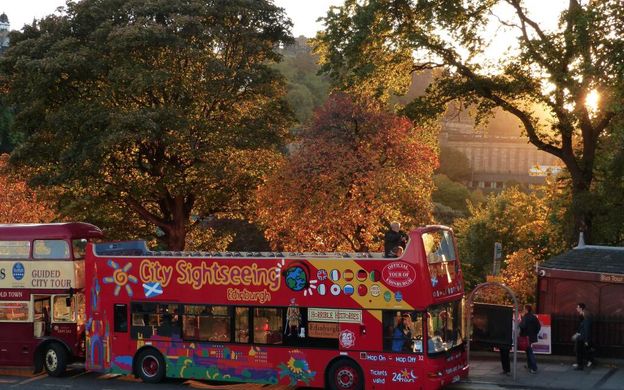 Tour Hop-On, Hop-Off Edinburgh + Vé vào Hard Rock Cafe