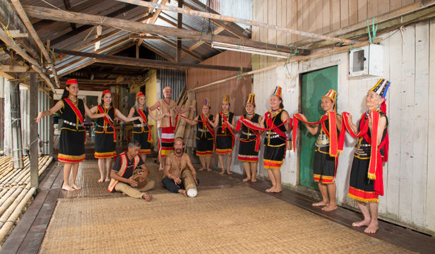 Besuch eines Bidayuh Langhauses in Annah Rais – Kuching Touren und ...