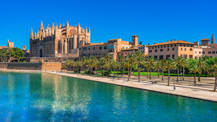 Splendid Palma Cathedral overlooking serene waters, displaying breathtaking beauty and architectural magnificence in Mallorca.