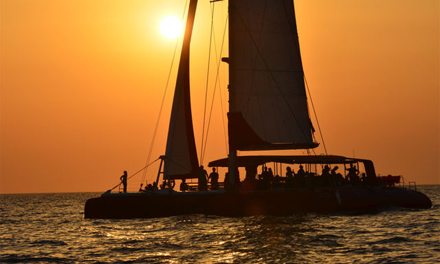 Catamaran Voyager Tour with BBQ: Hot springs, Red & White beaches – max. 55 pers