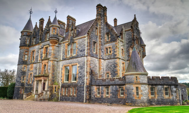 Blarney Stone, Rock of Cashel and Cahair Castle: Coach Tour from Dublin